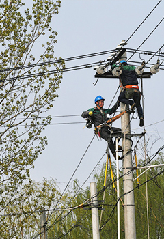河北电力2019年首批“煤改电”工程完工

北极星输配电网讯:9月18日，国网河北省电力有限公司2019年第一批“煤改电”工程建设任务全部完工。
国网河北电力2019年“煤改电”工程分三个批次下达，涉及河北南网29.22万用户，单体工程1825项，新建改造线路7637千米，新建改造配变4295台、容量155.8万千伏安...